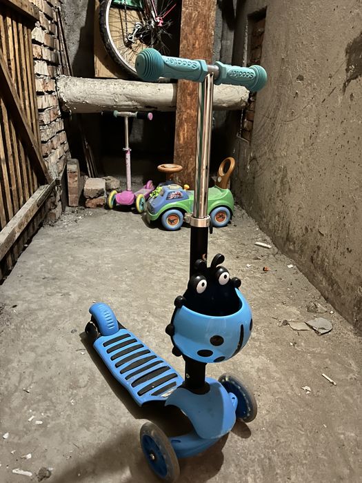 Hulajnoga trzykolowa niebieska biedronka ze swiecacymi kola