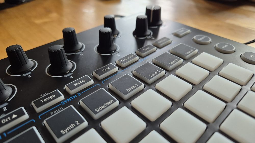 NOVATION CIRCUIT groovebox, perkusja, sekwencer, sampler