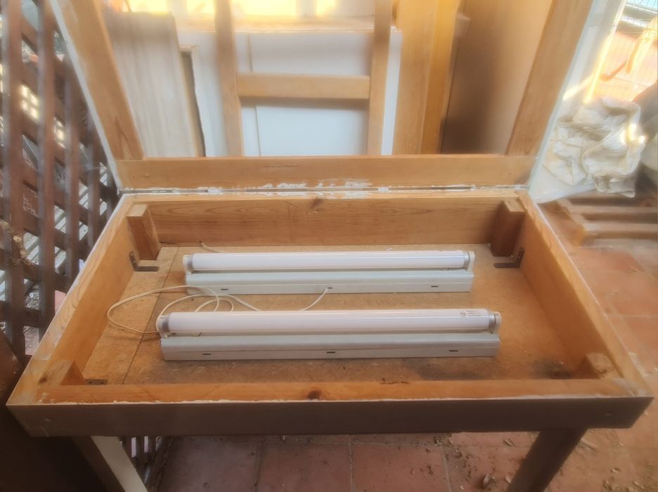 Mesa de luz em madeira