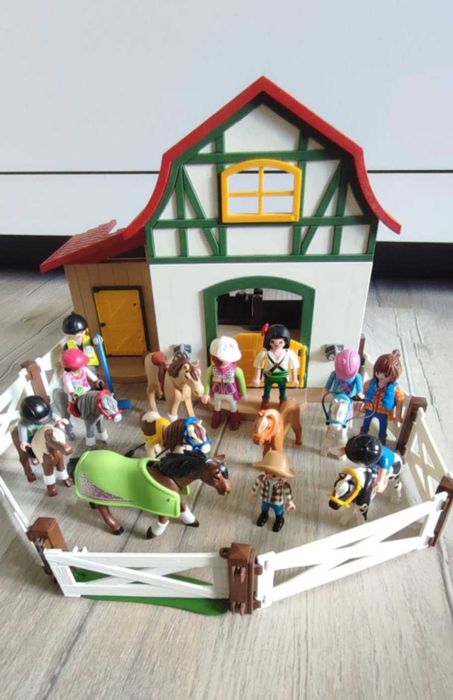 Stadnina koni + samochód do przewożenia koni + bryczka Play mobile