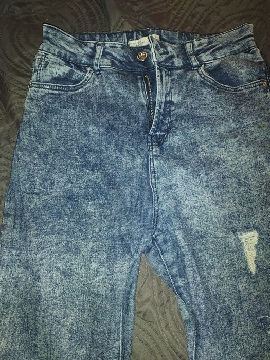 Jeansy z dziurami Bershka