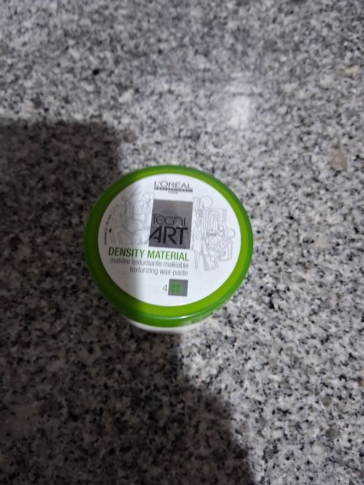 Cera em pasta, cera em spray,e uma laca