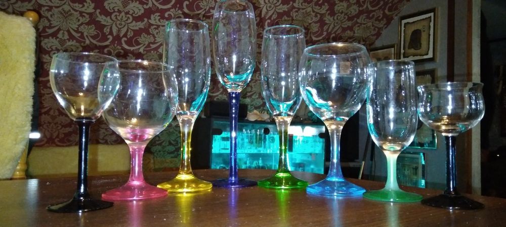 Lot kieliszków z kolorowymi stopkami