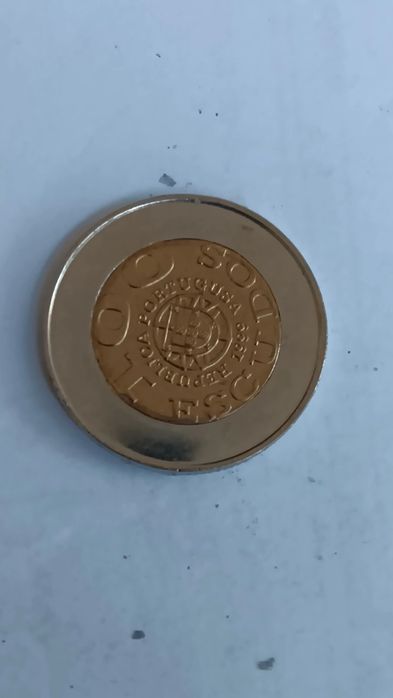 Moedas de 100 escudos com erro 'Portugusa"