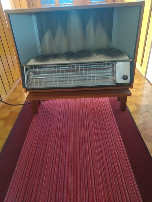 Ozdobny elektryczny kominek grzewczy na nóżkach