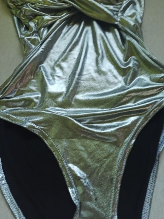 Srebrne błyszczące body damskie ze śliskiego materiału