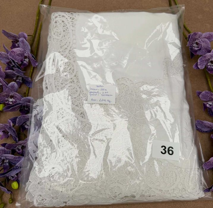 Deslumbrante toalha de mesa em puro linho, com magnífico trabalho de renda e bordado!