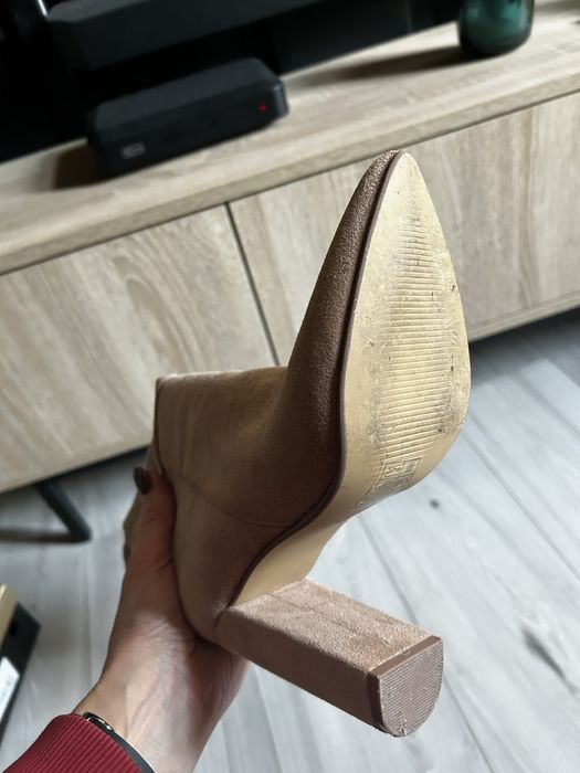 Piękne beżowe kozaki 37 na obcasie
