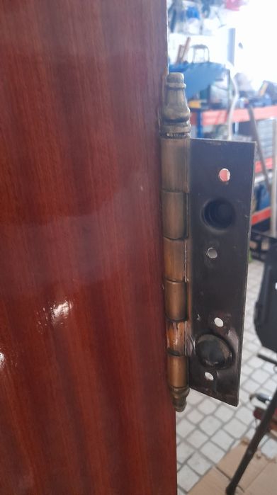 Porta de entrada madeira maciça com fechadura.