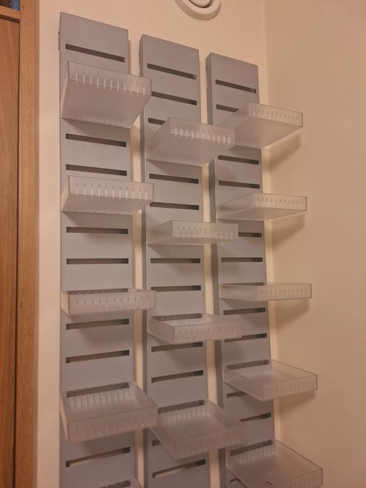 Conjunto de suportes para CD's/DVD's de design em metal e acrílico