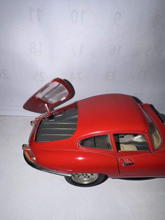 Jaguar E miniatura escala 1:18