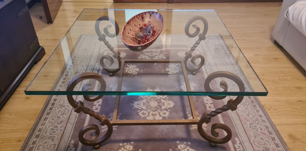 Mesa de centro com tampo de vidro