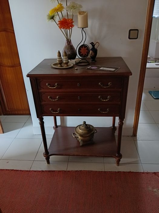 Sapateira e Móvel de Corredor em Mogno
