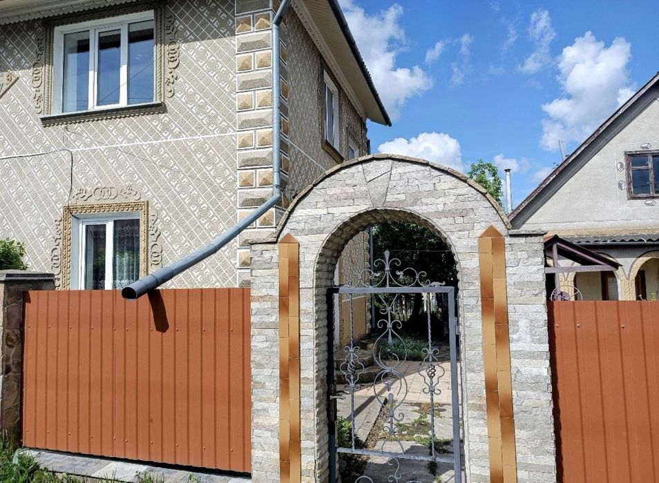 ПРОДАЖ будинку в мікрорайоні ЛЕЗНЕВО . Зручне розташування: лише в 5 хвилинах пішки до зупинки громадського транспорту.