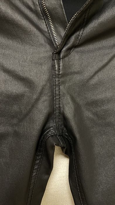 Штаны з ефектом натуральної шкіри.