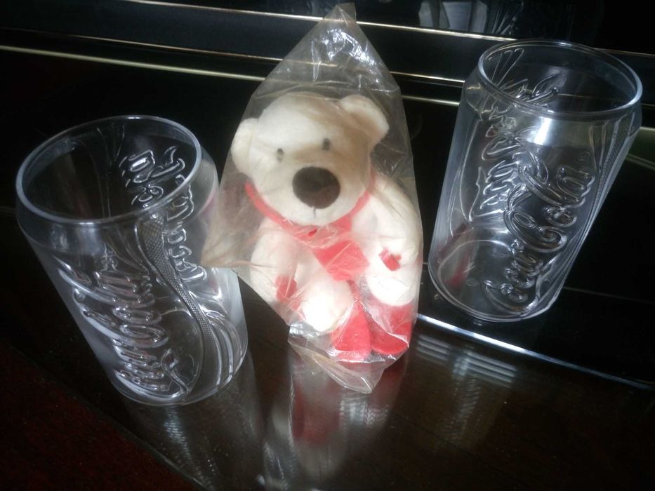 Miś Coca Cola narciarz wraz z dwoma szklankami. Oryginał zapakowany.