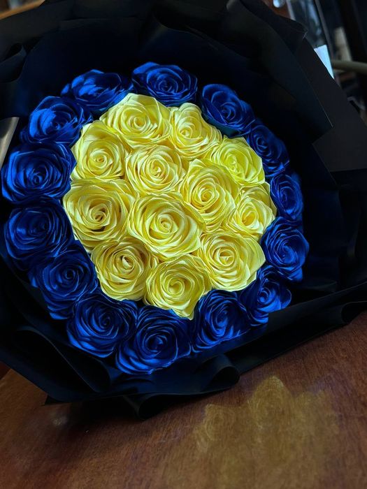 Букет роз из атласной ленты