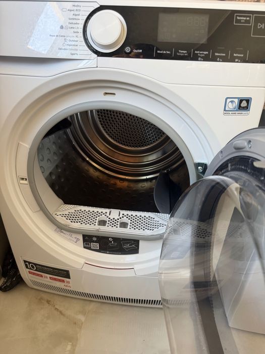 Máquina de Secar Roupa AEG Série 8000 AbsoluteCare 8kg Bomba de Calor TR838A40B