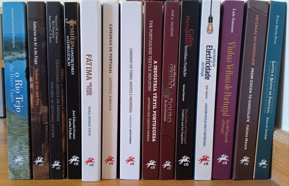 Lote de livros CTT
- 41 temáticos 
- 33 temáticos specimen 
- 7 anuai