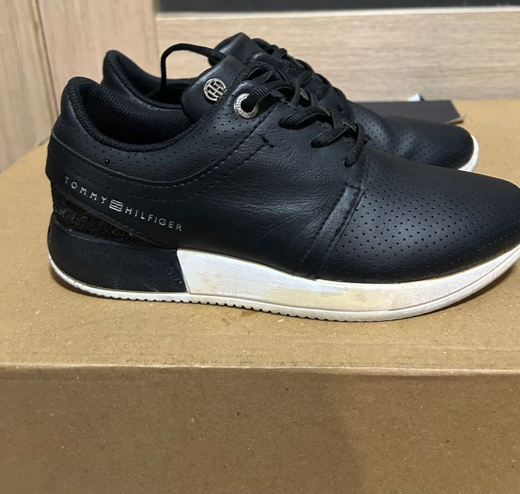 Кросівки tommy hilfiger р.37