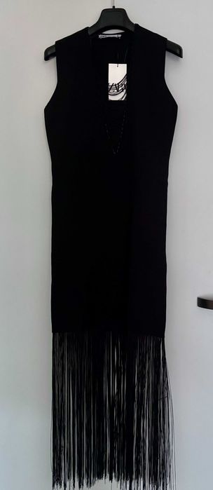 Zara sukienka z frędzlami i dekoltem czarna