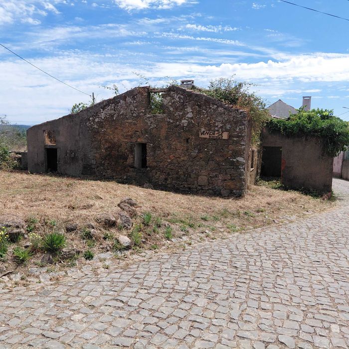 Terreno com casa ruinas. Arega