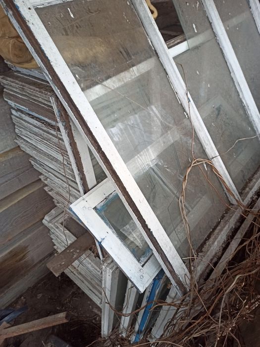 Старі дерев'яні вікна з склом...