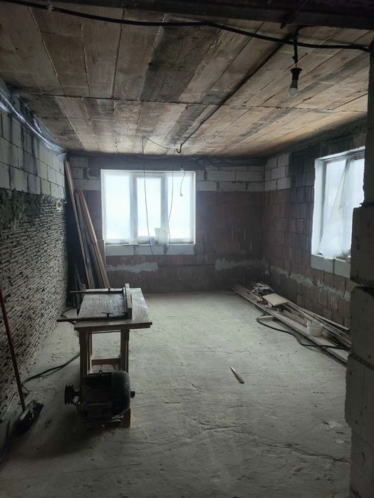 Перспективний двоповерховий будинок у затишному селі!