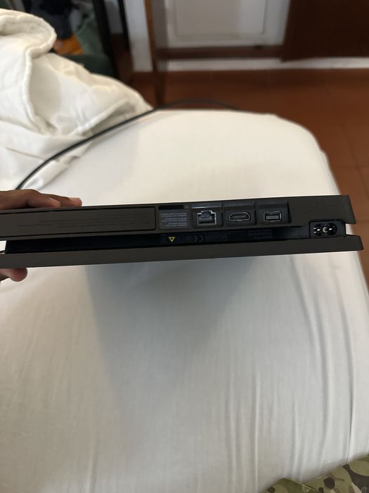Playstation 4 com comando