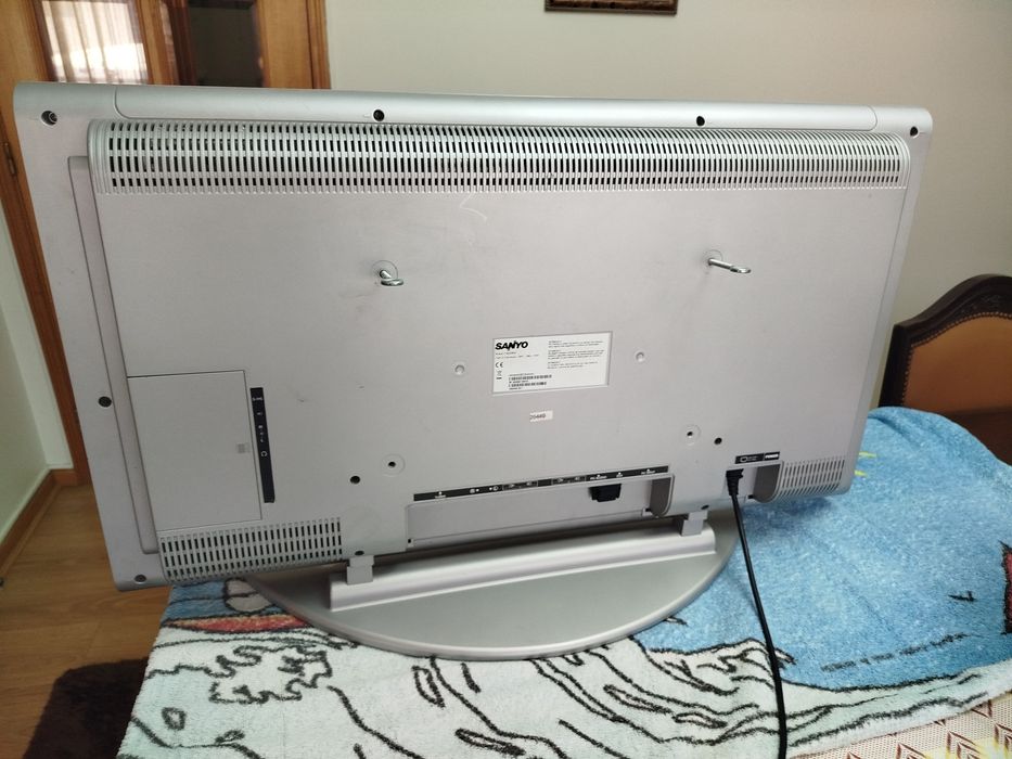 TV LCD SANYO a funcionar na perfeicao com comando a distância.