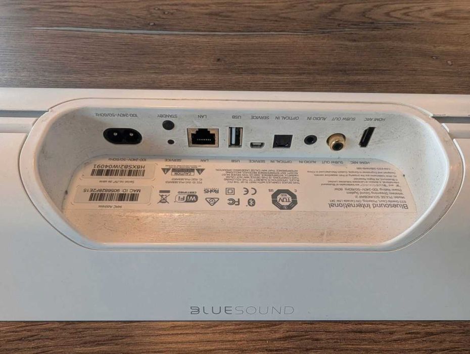 Bluesound Pulse Soundbar 2i biały z uchwytem ściennym