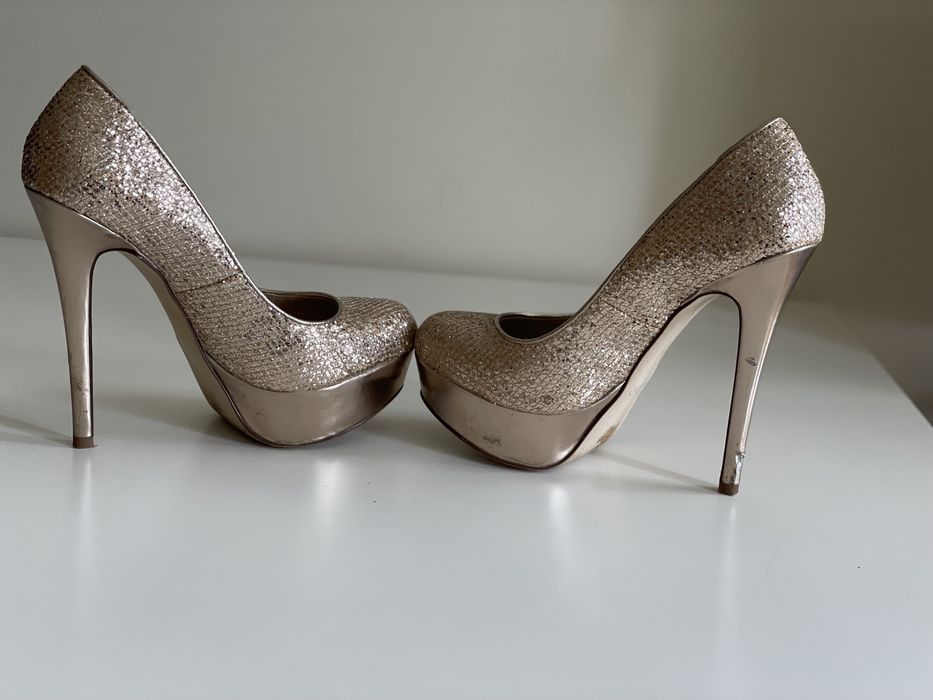 Sapato de salto dourados, Tamanho 37