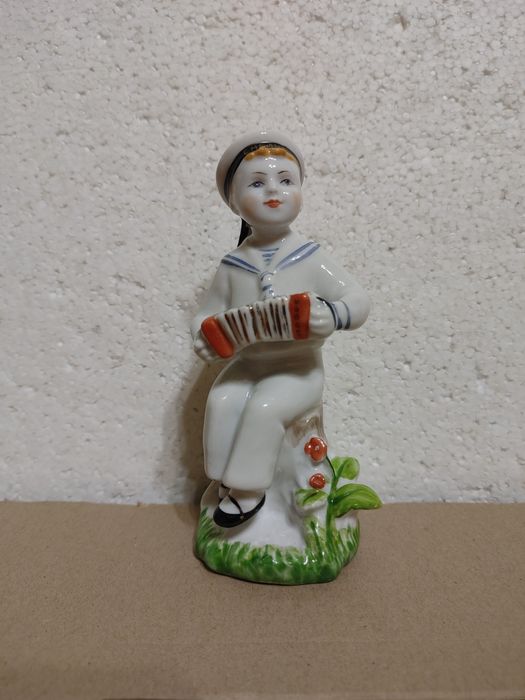 Статуэтка юный гармонист ЛФЗ фарфор СССР