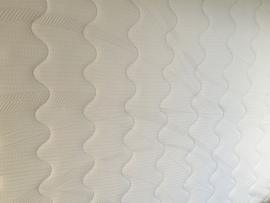 Cama com cabeceira nova