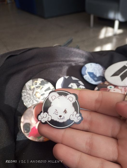 Pin do plecaka z motywem misia