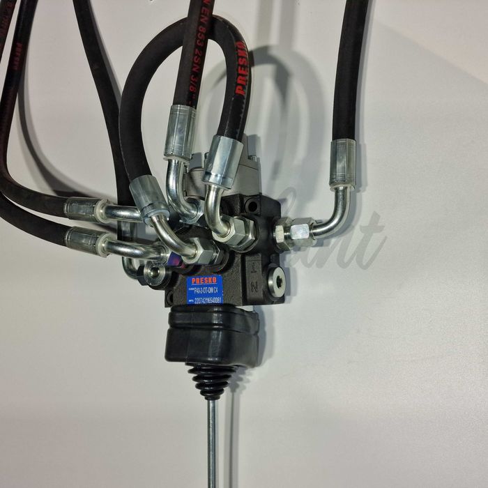 Rozdzielacz Ursus C-330 2 sekcyjny Zewnętrzny Joystick Pływak