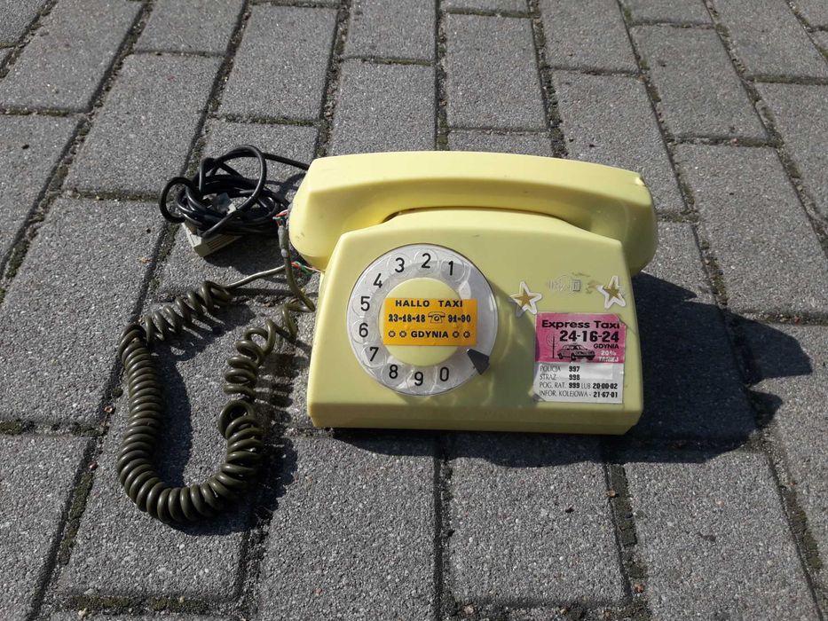 Stary telefon tarczowy z okresu PRL - u