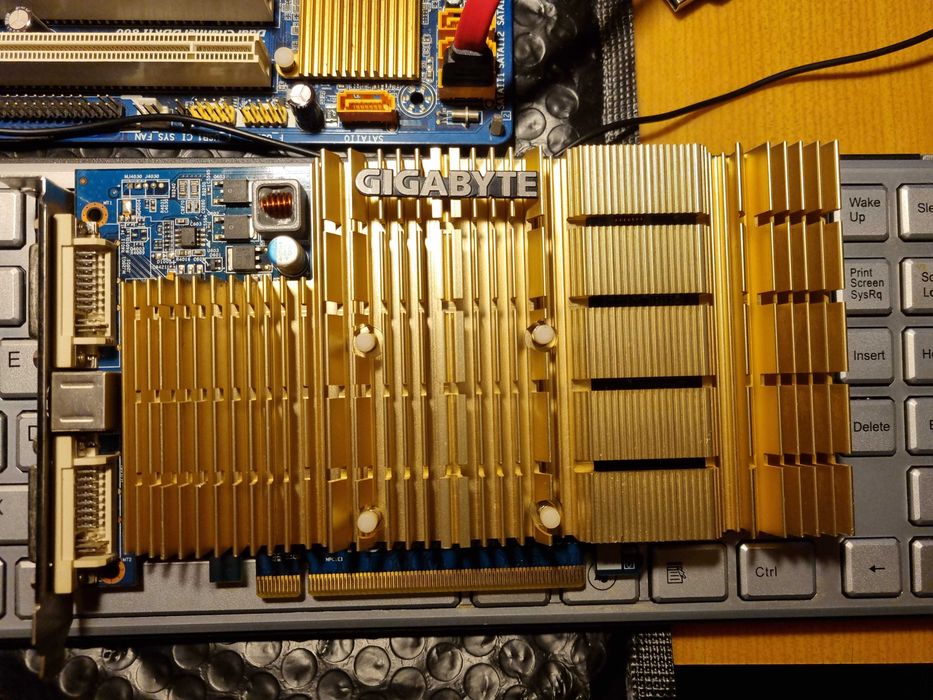 Pasywnie chłodzona karta graficzna PCIE Gigabyte Radeon HD 2600 PRO