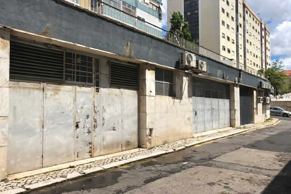 Armazém logístico com 1.024 m² em São Domingos de Benfica, Lisboa