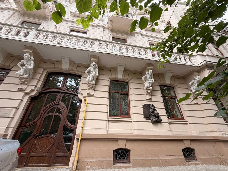 Продаж 2 кімнатної в австрійському будинку по вул.Шевченка, "Будинок з химерами"