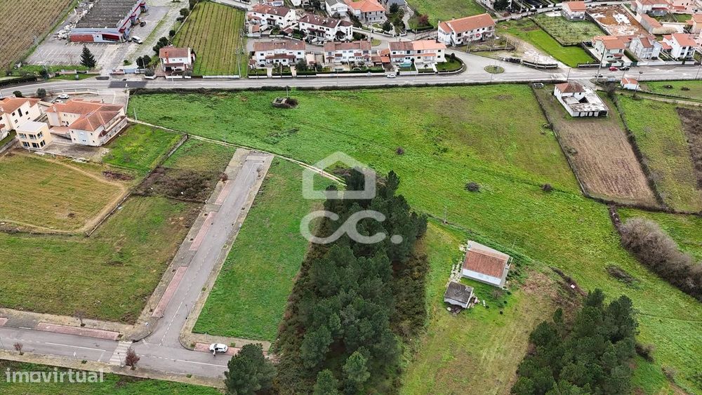 Lote de terreno destinado à construção de moradia, situado em uma loca