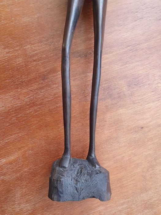 Estatueta em madeira de figura feminina