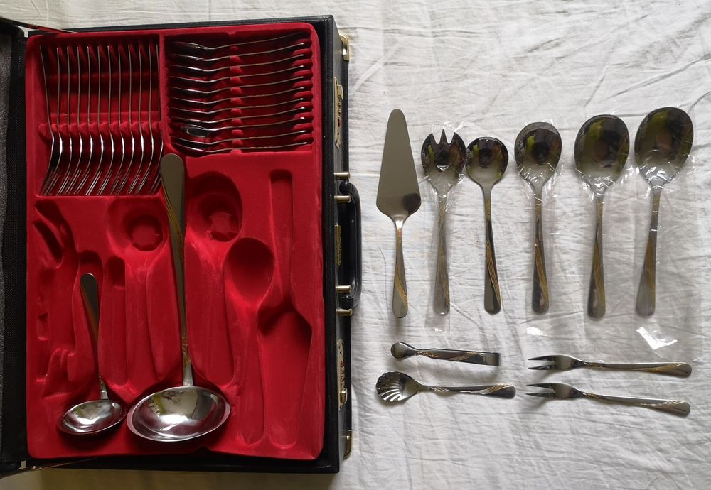 Zestaw sztućców na dla 12 osób - 72 elementy walizka w walizce Unistar