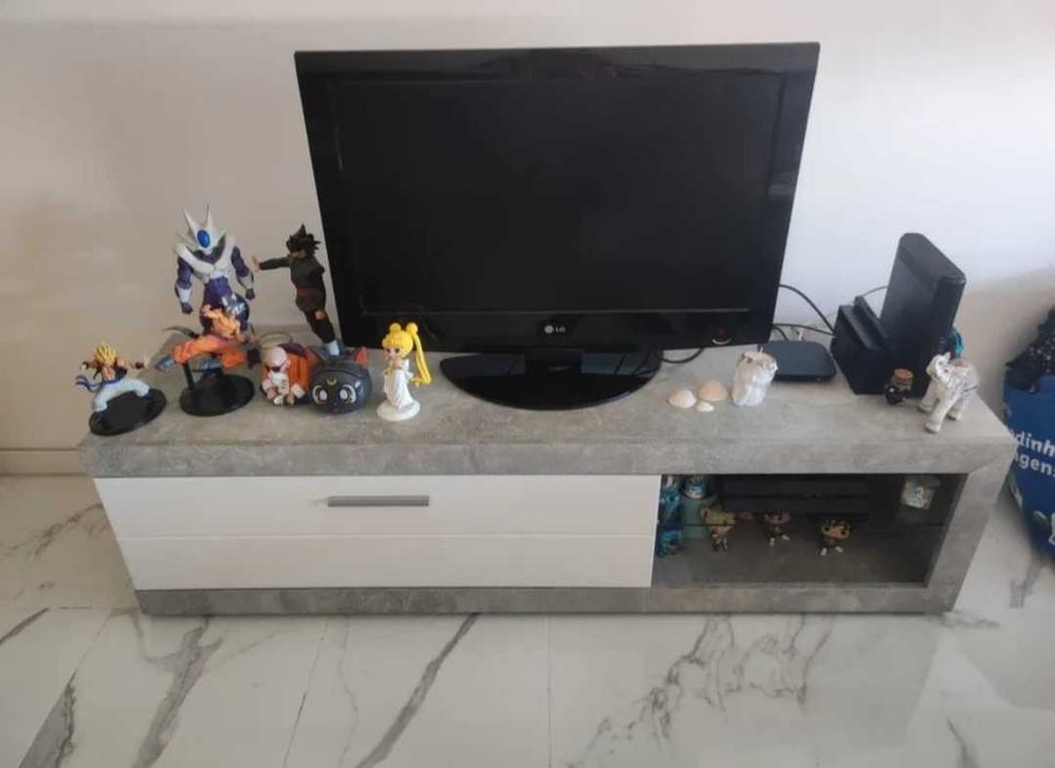 O móvel de TV possui uma prateleira de vidro, contraplacado impecável, e porta batente.  Medidas:  Comprimento 1,63cm Profundidade 42cm Altura 42cm