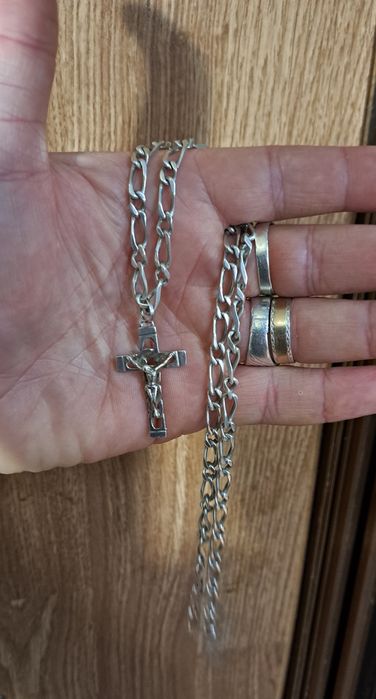 Cordão corrente maciço em prata contrastada.