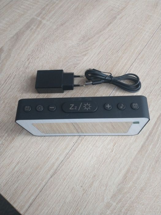 Cyfrowy budzik z podświetleniem RGB
