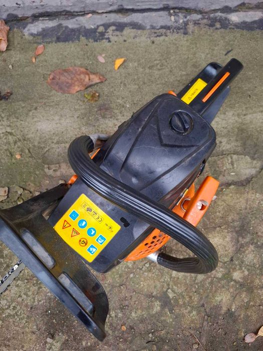 бензопила на хорошем ходу