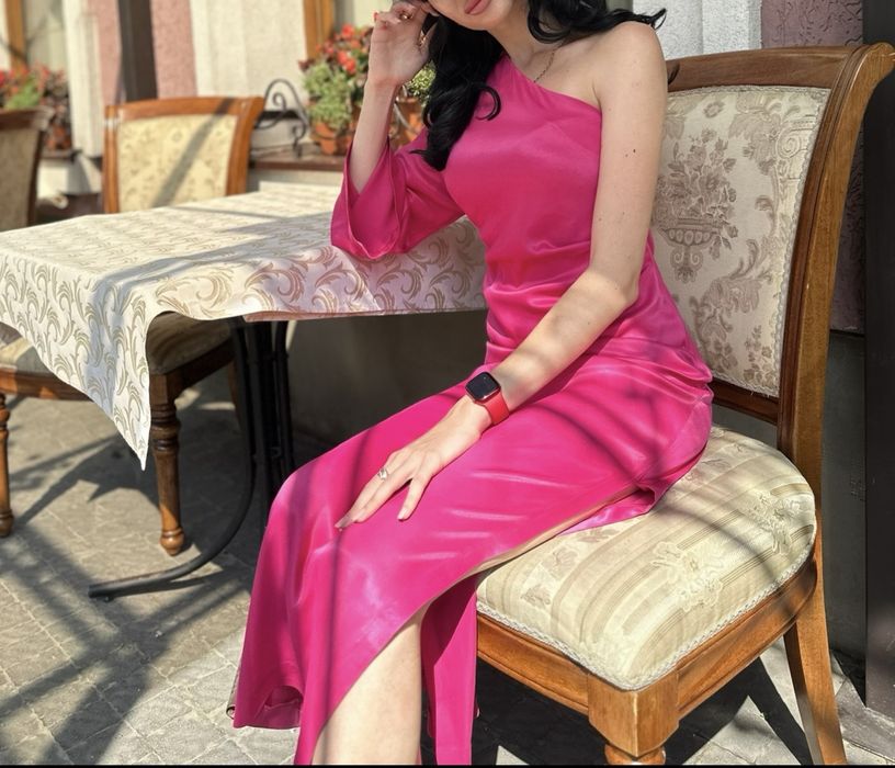 Вечірня сукня з одним рукавом