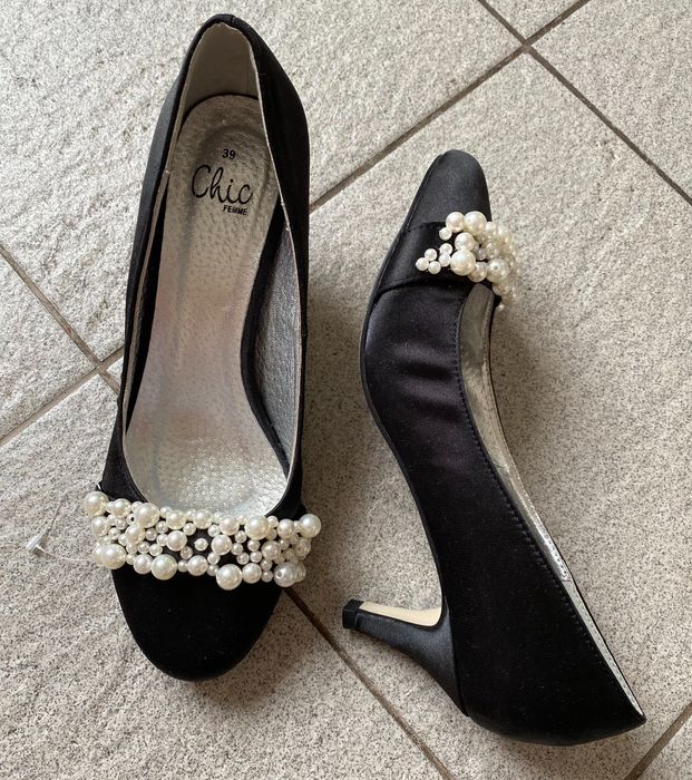 Гарні атласні чорні туфельки на каблучку з перлинками