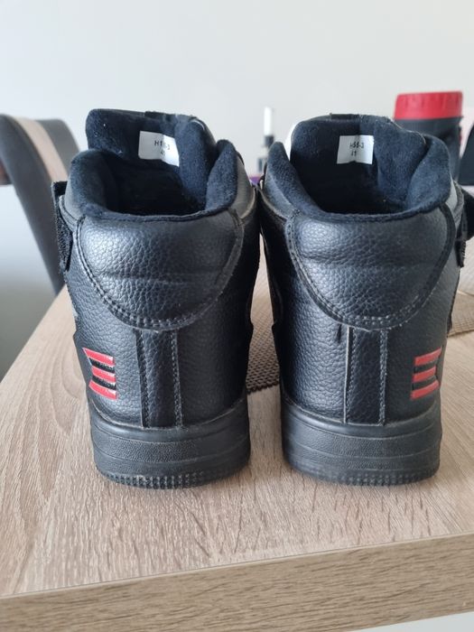 Зимові кросівки на підлітка в хорошому стані , довжина устілки 25 см